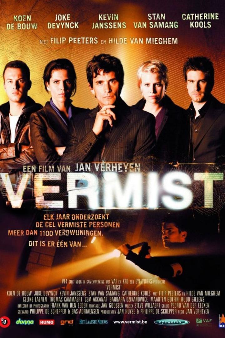 Das Filmplakat für „Vermisst“ zeigt die Hauptdarsteller vor einem gelblichen Hintergrund.