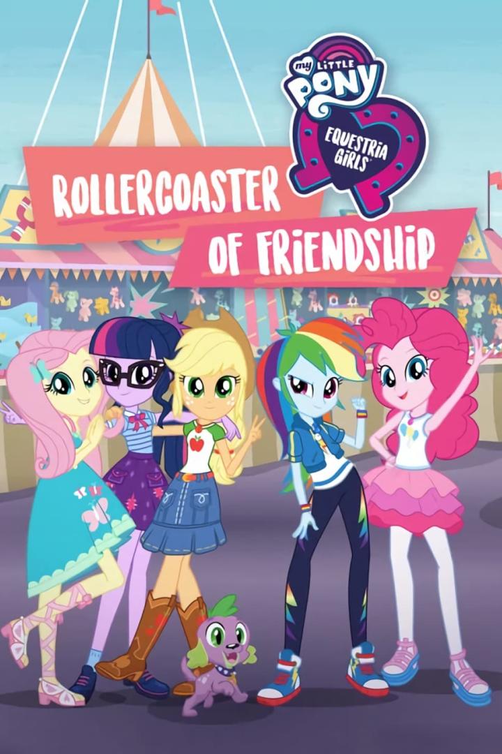 Die „My Little Pony: Equestria Girls“ posieren vor dem Schriftzug „Rollercoaster of Friendship“.