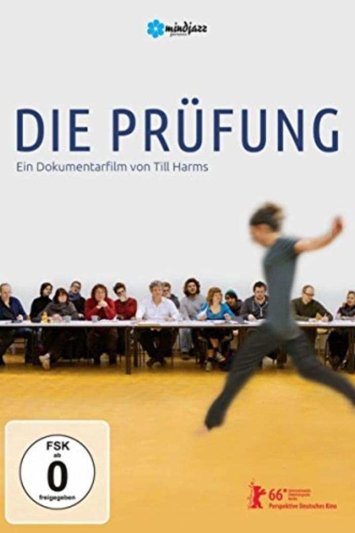 Das Filmplakat für „Die Prüfung“ zeigt eine Gruppe von Menschen an einem Tisch und eine Person, die springt.