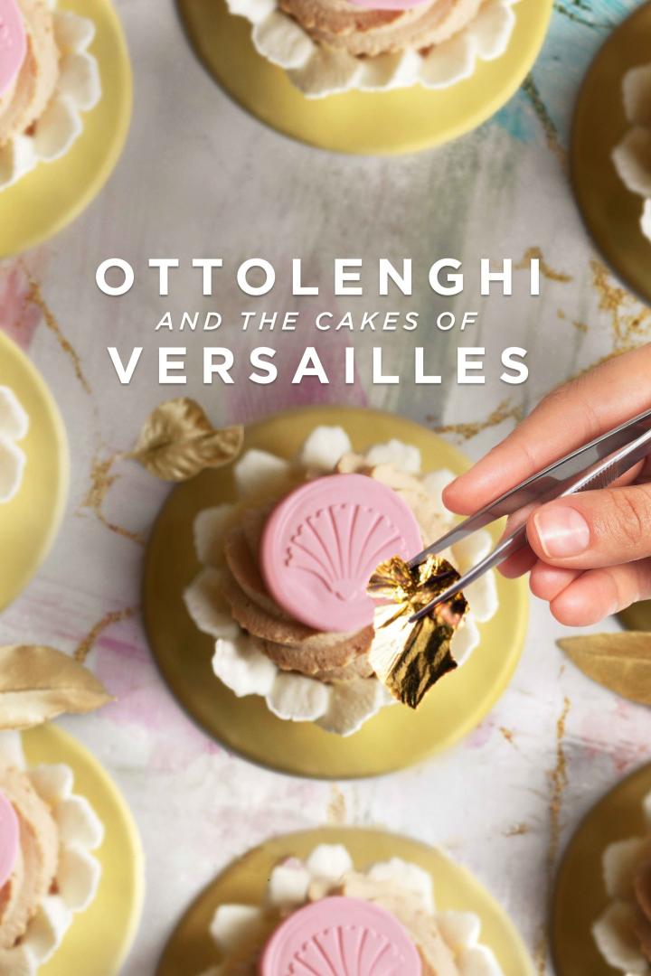 Ein Konditor verziert ein Törtchen mit Blattgold für „Ottolenghi and the Cakes of Versailles“.
