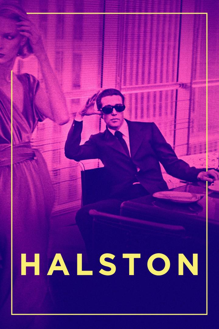 Ein Mann mit Sonnenbrille sitzt an einem Schreibtisch, im Vordergrund der Titel „Halston“.
