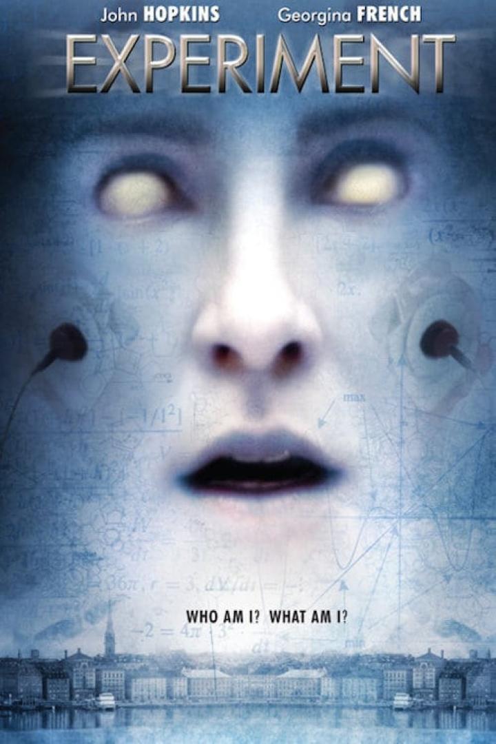Das Filmplakat für „Experiment“ zeigt ein Gesicht mit leeren Augen vor mathematischen Formeln und einer Stadtansicht.
