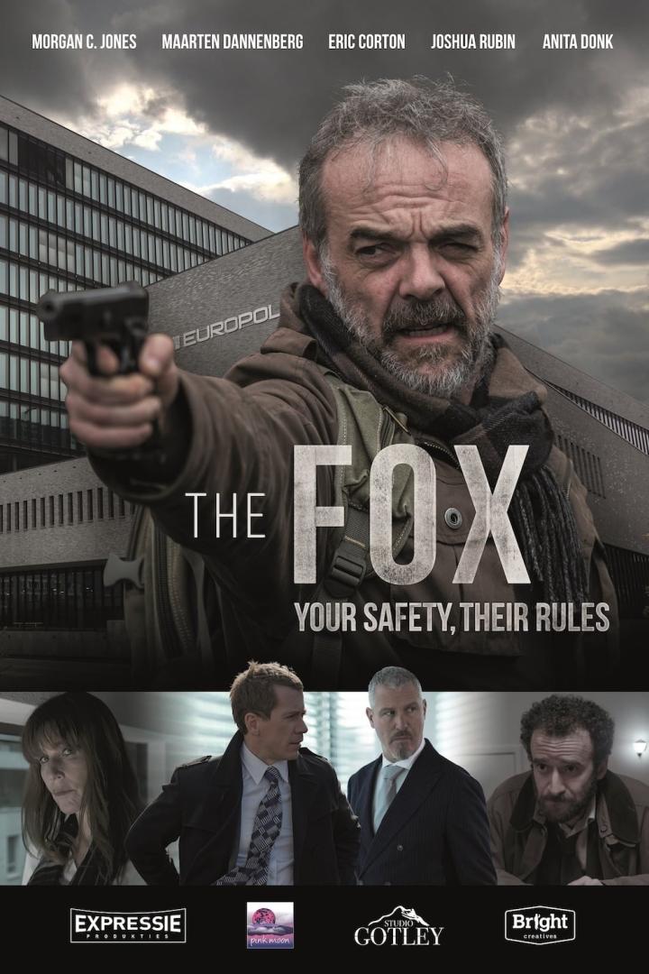 Ein Mann zielt mit einer Pistole vor dem Europol-Gebäude auf dem Filmplakat zu „The Fox“.