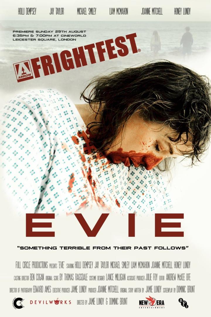 Das Filmplakat für „Evie“ zeigt eine blutverschmierte Frau im Krankenhemd.