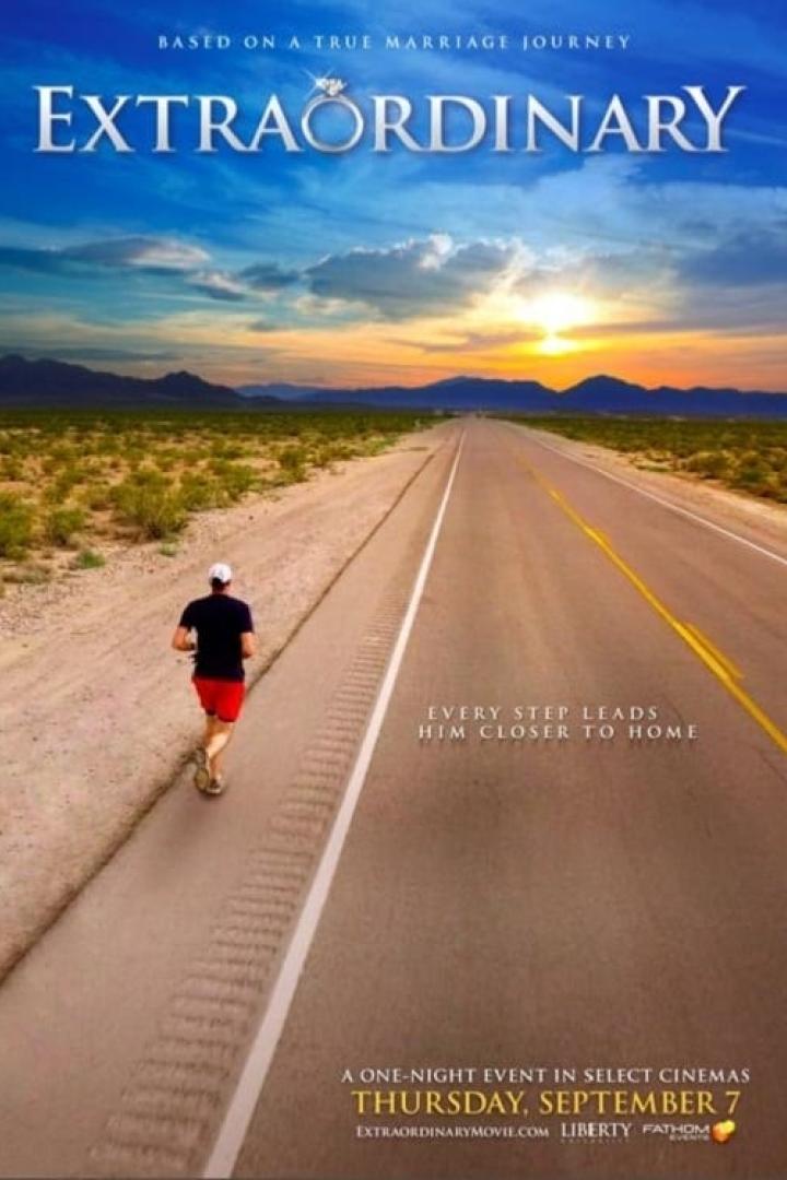 Das Filmplakat für „Extraordinary“ zeigt einen Mann, der auf einer Landstraße in Richtung Sonnenuntergang läuft.
