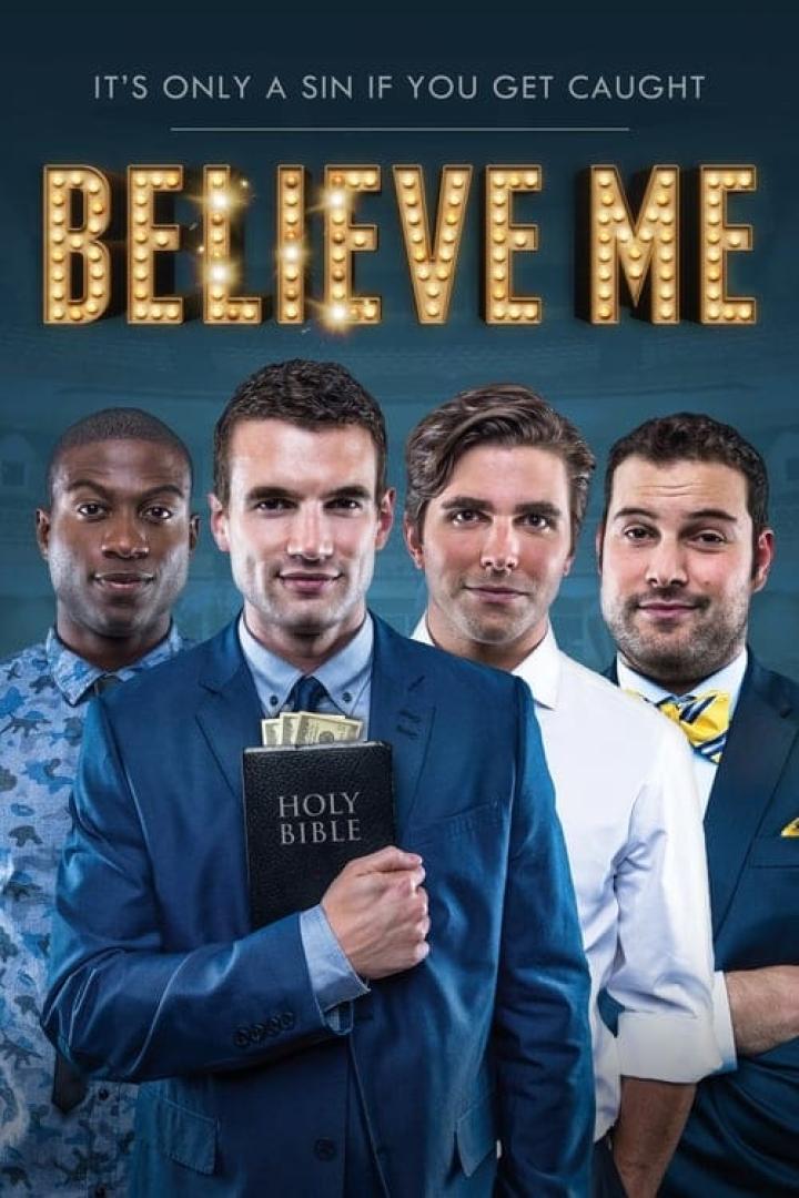 Das Filmplakat zu „Believe Me“ zeigt vier Männer, von denen einer eine Bibel mit Geldscheinen hält.