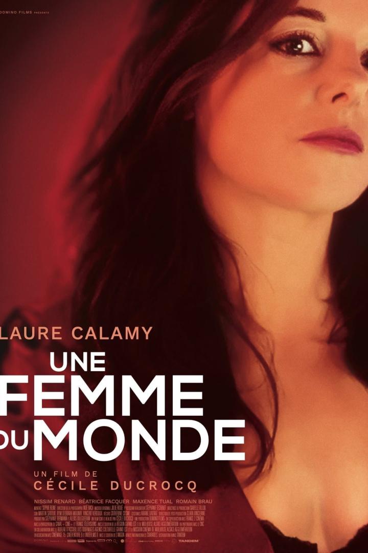 Das Filmplakat für „Une Femme du Monde“ mit Laure Calamy im Vordergrund.
