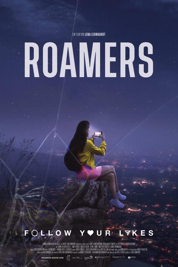 Plakat für den Film „Roamers“: Eine junge Frau fotografiert die nächtliche Stadt unter einem Sternenhimmel.