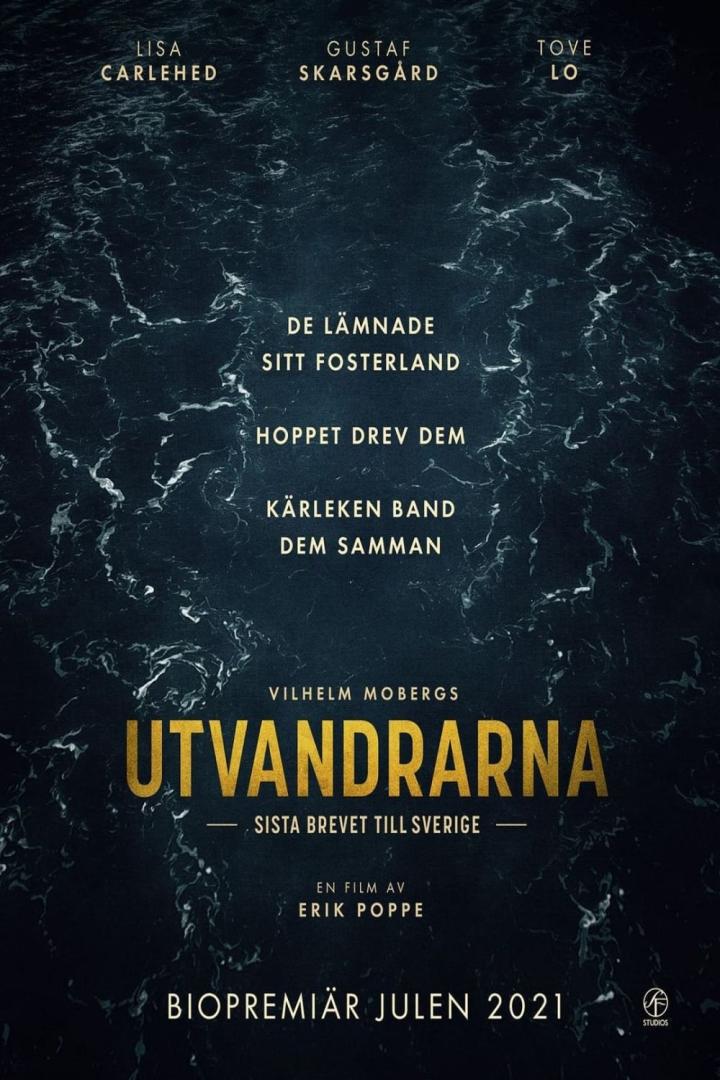 Das Filmplakat für „Utvandrarna“ zeigt Lisa Carlehed, Gustaf Skarsgård und Tove Lo vor einem Hintergrund aus dunklem Wasser.