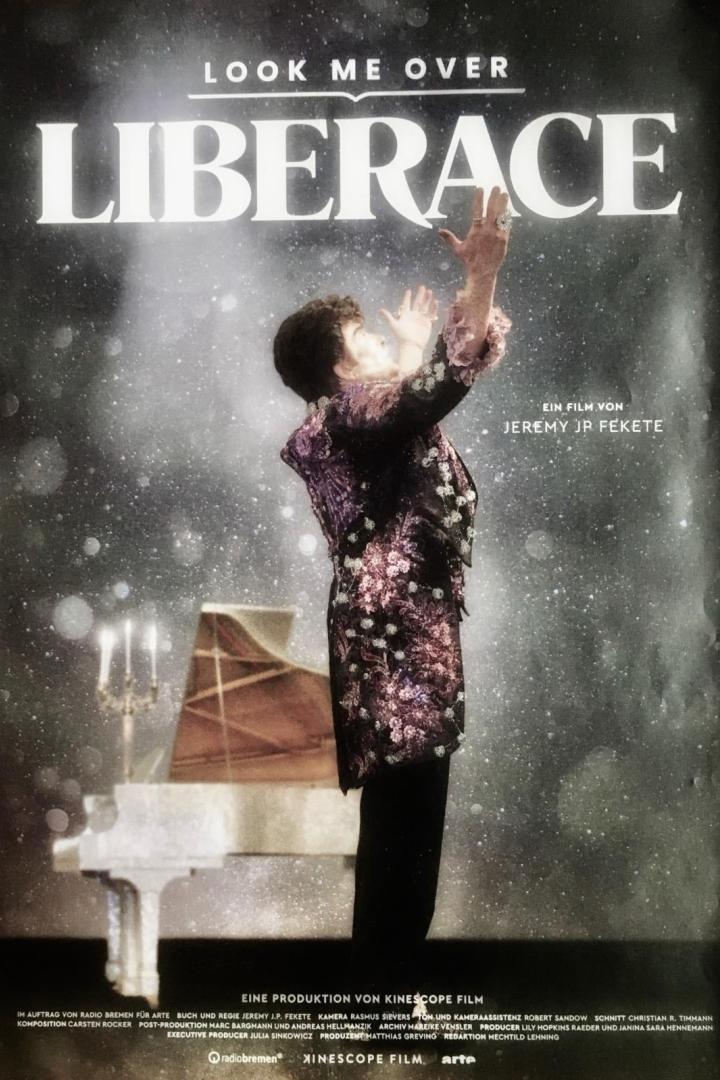 Das Filmplakat für „Look Me Over Liberace“ zeigt Liberace in einem glitzernden Anzug am Klavier.
