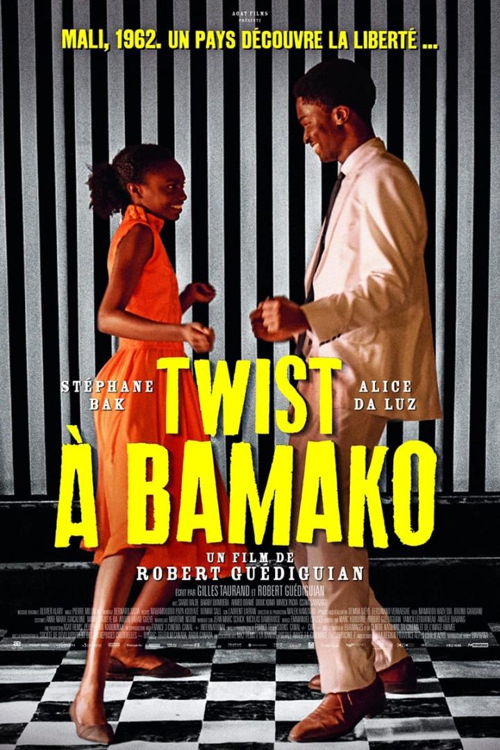 Das Filmplakat für „Twist à Bamako“ zeigt zwei junge Menschen vor einem schwarz-weiß gestreiften Hintergrund.