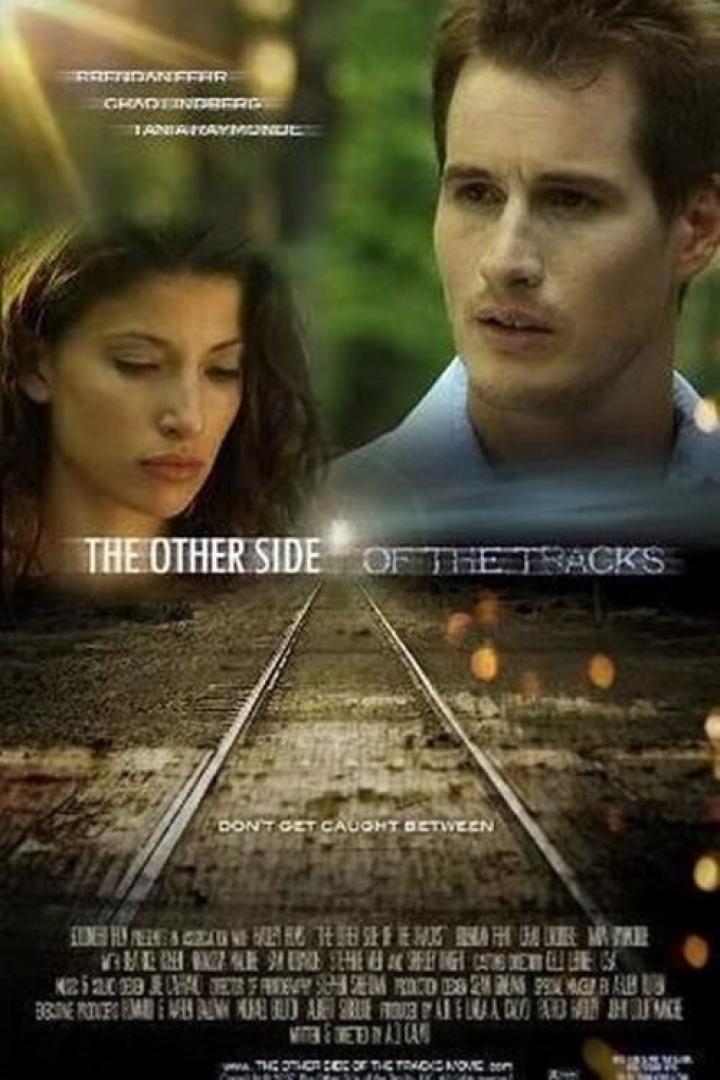 Das Filmplakat für „The Other Side of the Tracks“ zeigt zwei Schauspieler vor einem Bahngleis.