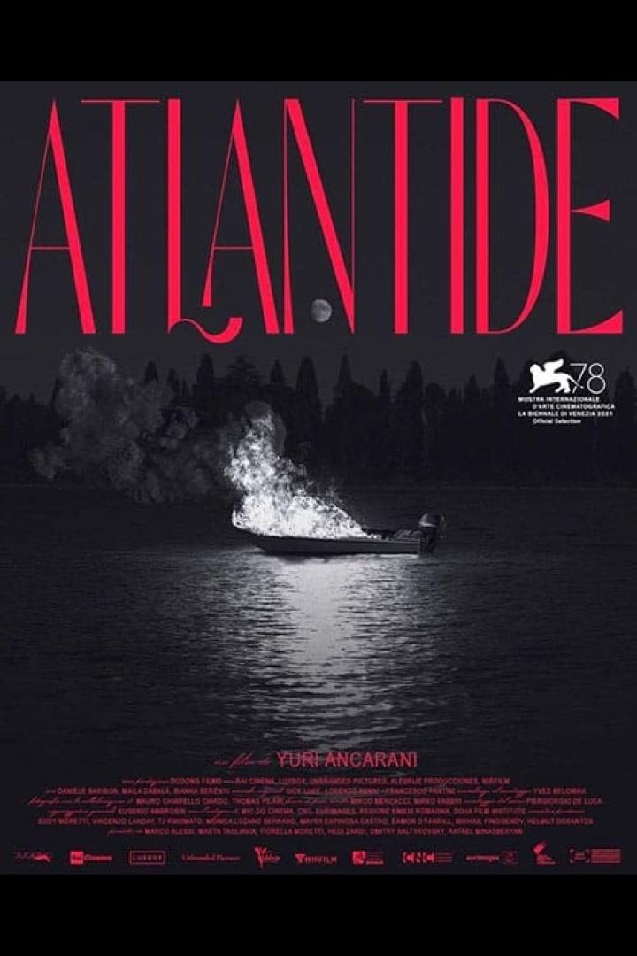 Das Filmplakat für „Atlantide“ zeigt ein brennendes Boot auf dem Wasser.