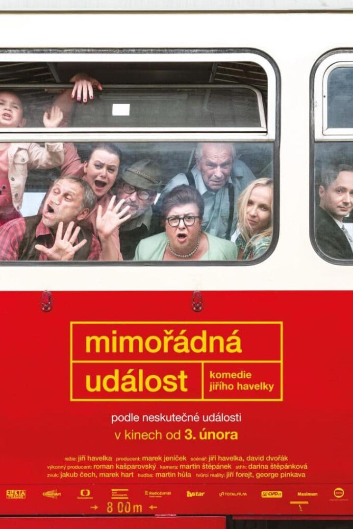 Das Filmplakat für die Komödie „Mimořádná událost“ zeigt Menschen in einem Zug.