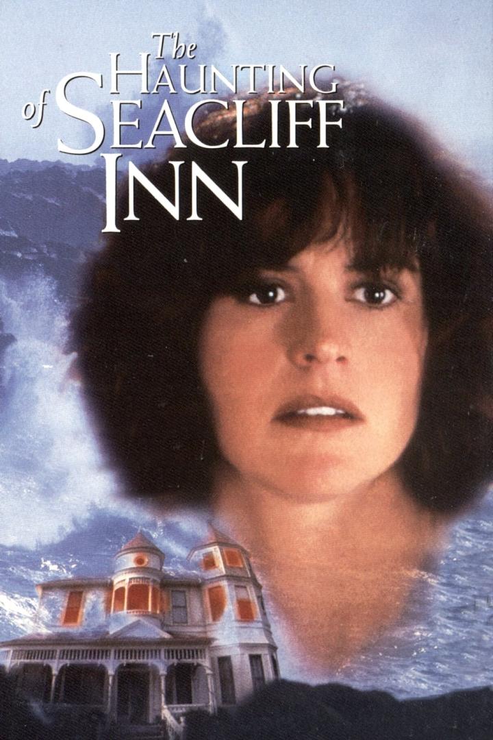 Das Filmplakat für „The Haunting of Seacliff Inn“ zeigt eine Frau vor einem unheimlichen Haus am Meer.