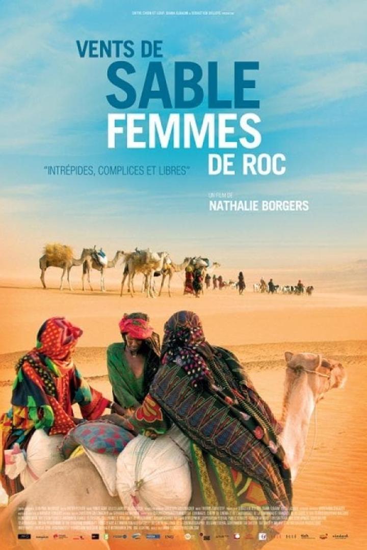 Das Filmplakat für „Vents de sable femmes de roc“ zeigt Frauen und Kamele in einer Wüstenlandschaft.