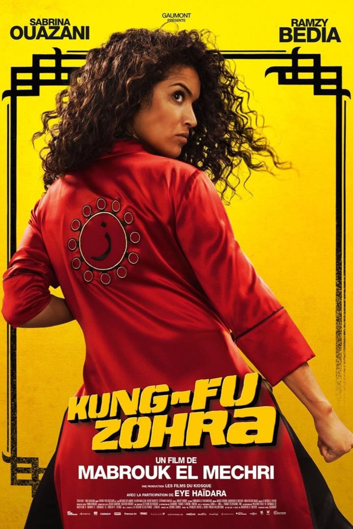 Das Filmplakat für „Kung-Fu Zohra“ zeigt Sabrina Ouazani in einem roten Kampfkunst-Outfit.