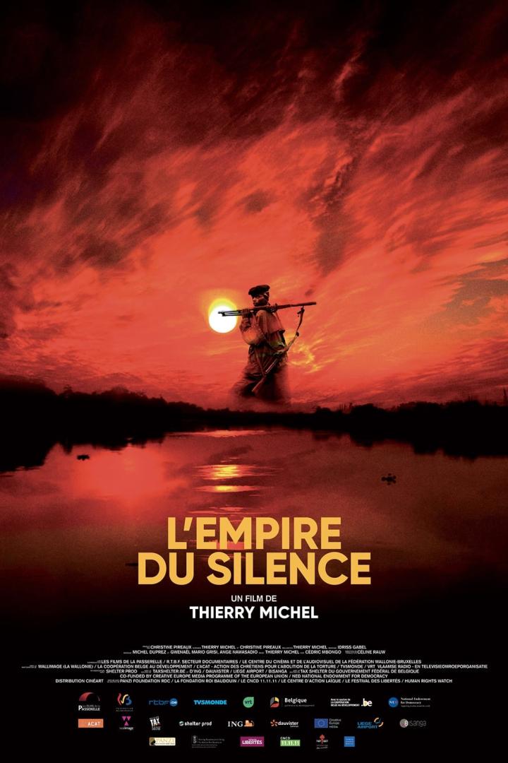 Ein bewaffneter Mann steht vor einem roten Himmel, Plakat für „L'Empire du Silence“.