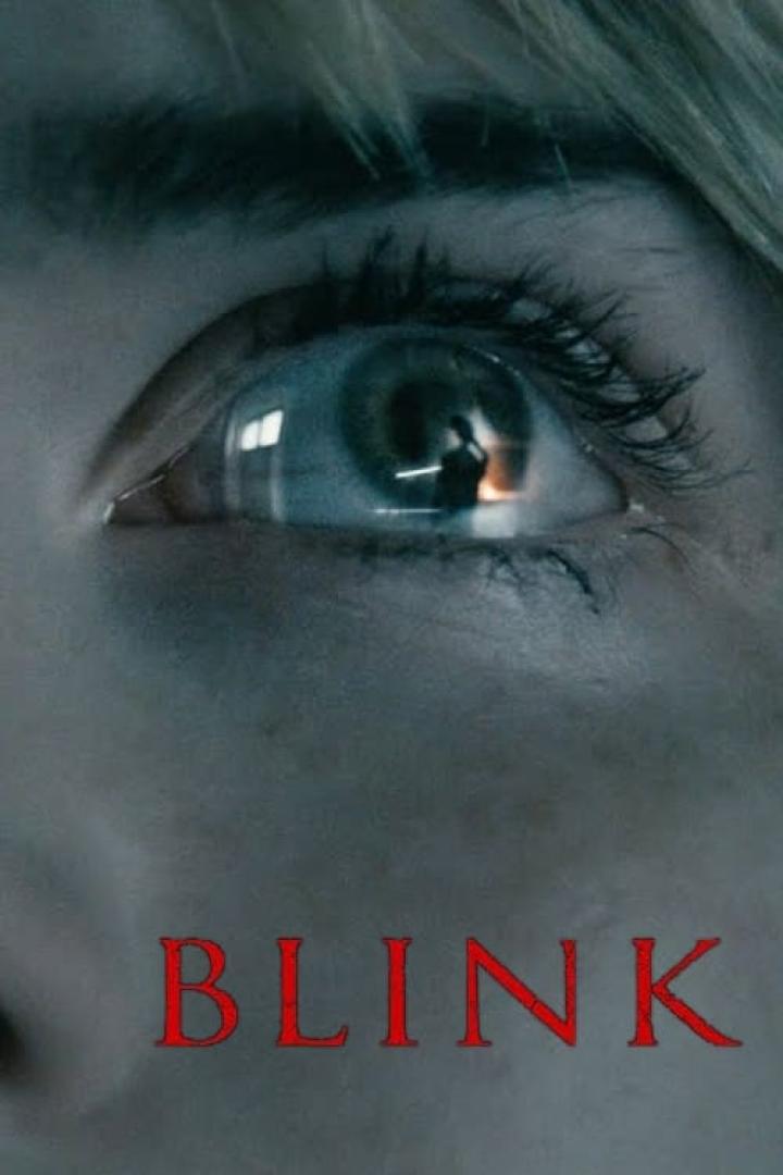 Nahaufnahme eines Auges mit der Spiegelung einer Person und dem Schriftzug „Blink“.