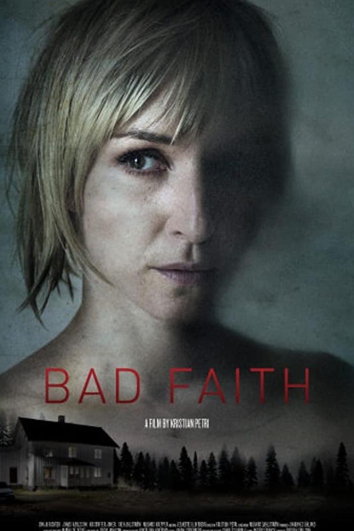 Das Filmplakat für „Bad Faith“ zeigt Sonja Richter vor einem unheimlichen Haus.