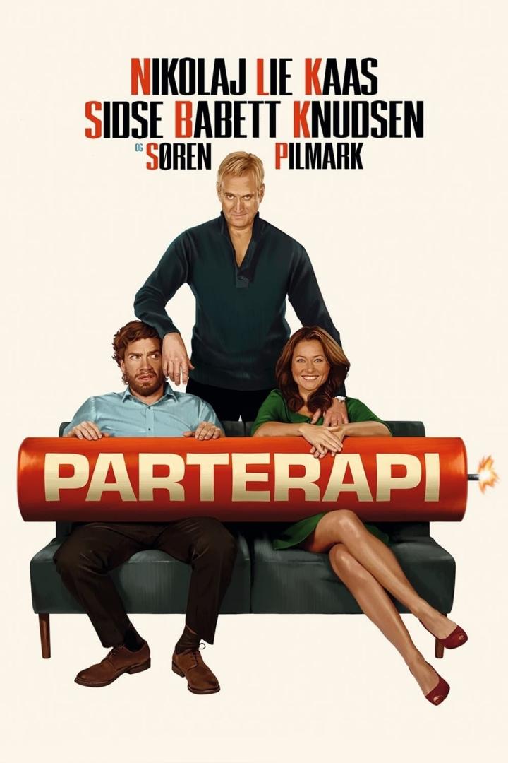 Das Filmplakat für „Parterapi“ zeigt Nikolaj Lie Kaas, Sidse Babett Knudsen und Søren Pilmark auf einer Couch hinter einer großen Dynamitstange.