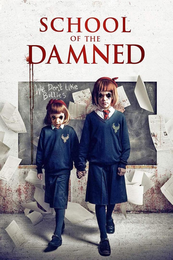 Das Filmplakat für „School of the Damned“ zeigt zwei unheimliche Mädchen in Schuluniformen vor einer Tafel.
