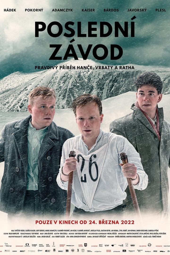 Das Filmplakat für „Poslední Závod“ zeigt drei Männer in Winterkleidung vor einer verschneiten Bergkulisse.