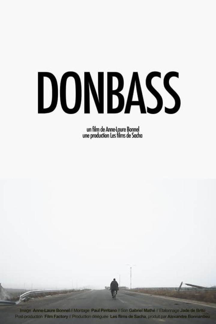 Das Filmplakat für „Donbass“ zeigt einen Mann, der eine Straße entlangfährt.