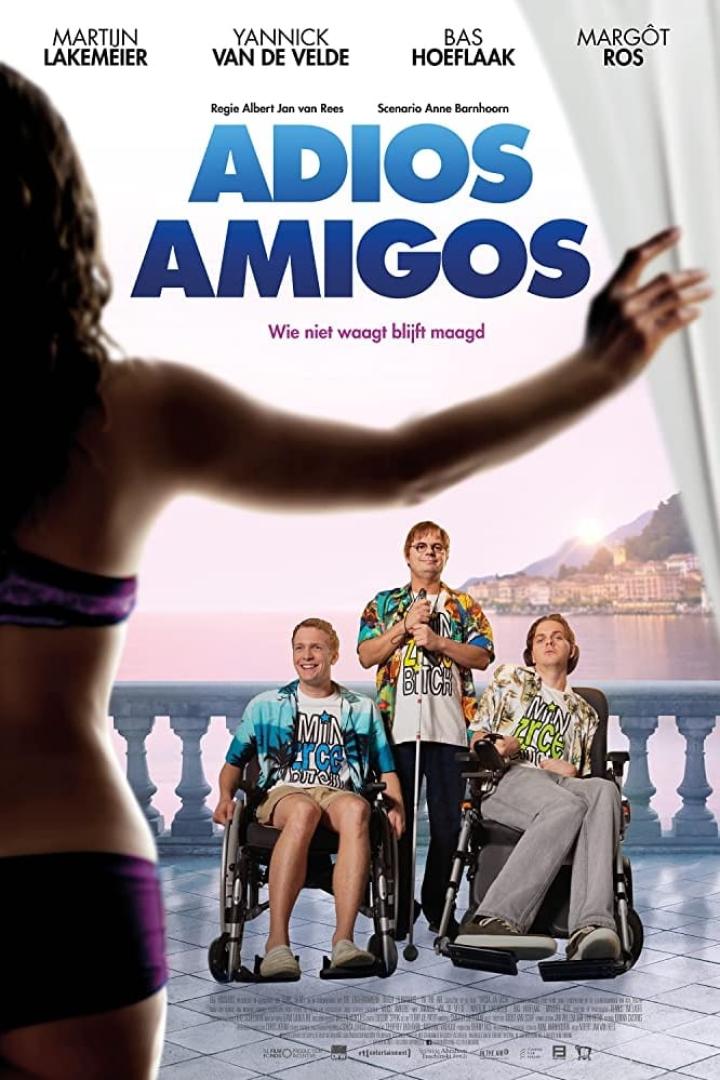 Das Filmplakat für „Adios Amigos“ zeigt drei Männer im Rollstuhl vor einer Küstenlandschaft.