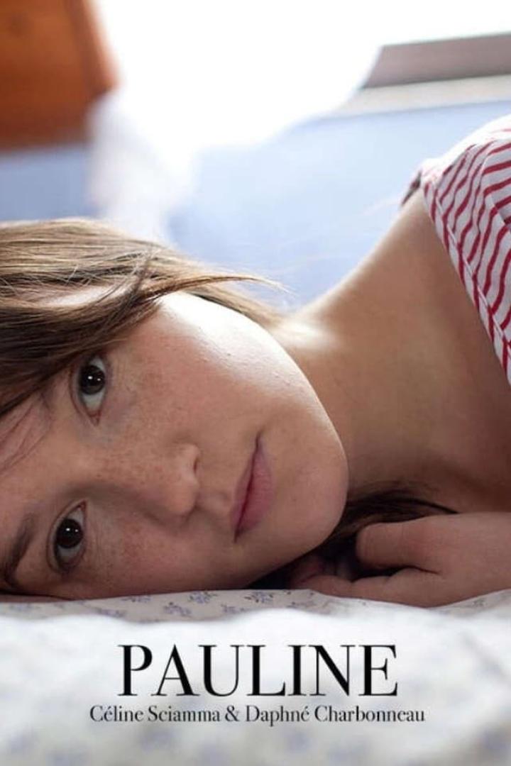 Das Filmplakat für „Pauline“ zeigt ein junges Mädchen, das auf einem Bett liegt.