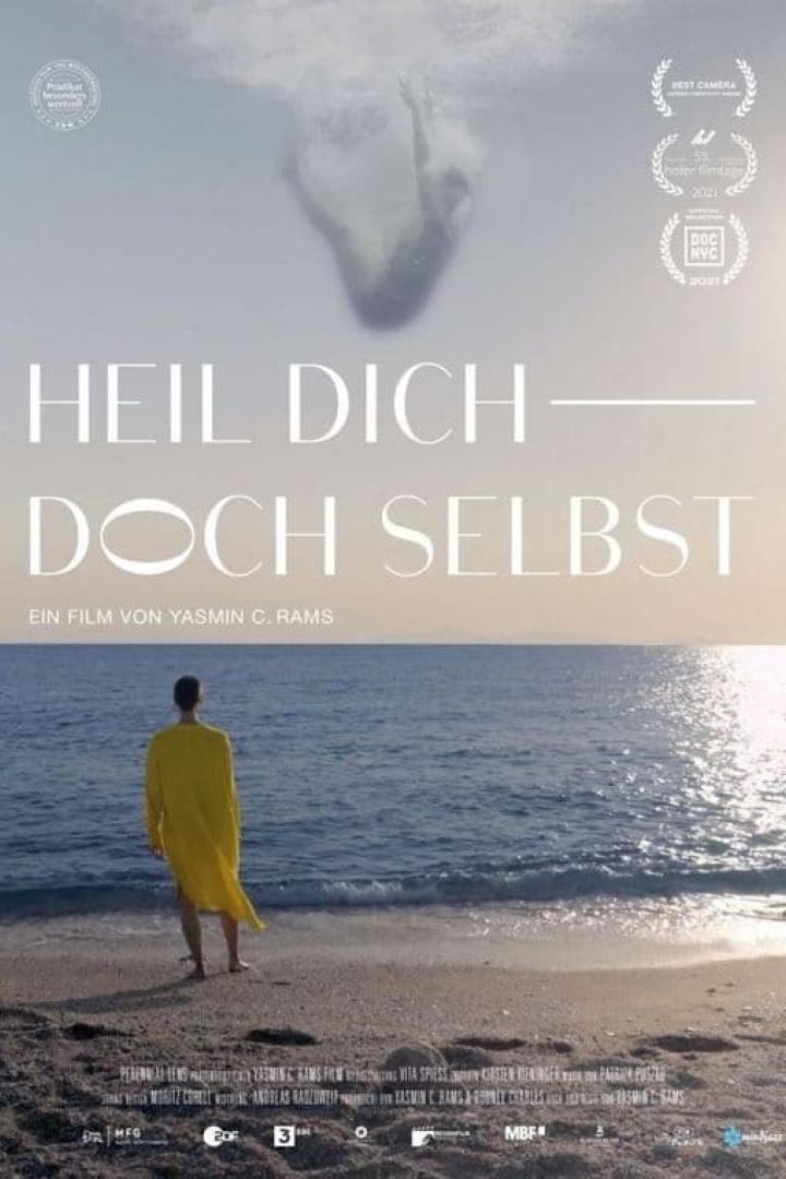 Das Filmplakat für „Heil dich doch selbst“ zeigt eine Frau am Strand, über ihr eine verschwommene Person unter Wasser.