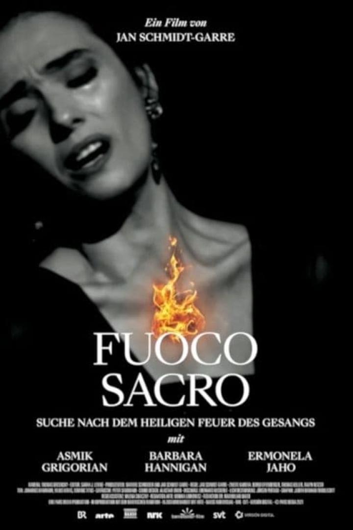 Das Filmplakat für „Fuoco Sacro“ zeigt eine Sängerin mit einer Flamme auf ihrer Brust.