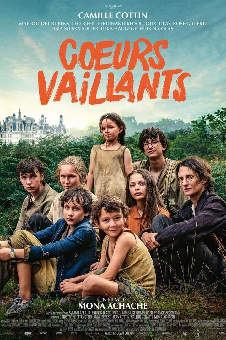 Das Filmplakat für „Coeurs Vaillants“ zeigt eine Gruppe von Kindern und eine Frau vor einem Schloss.