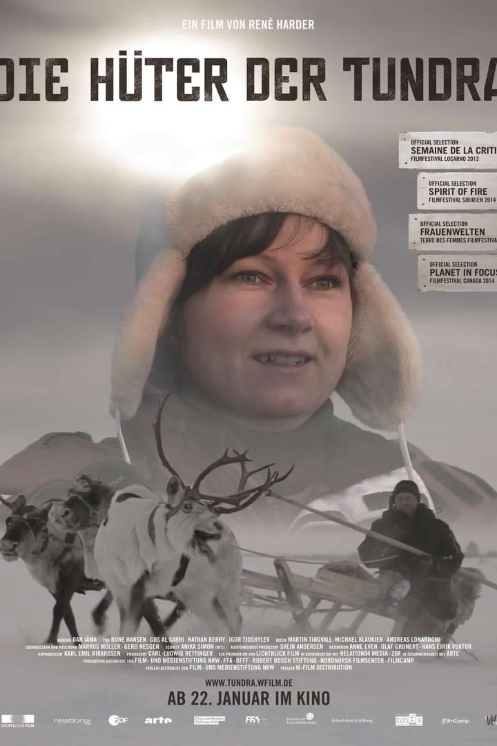 Das Filmplakat für „Die Hüter der Tundra“ zeigt eine Frau mit Rentieren in einer verschneiten Landschaft.