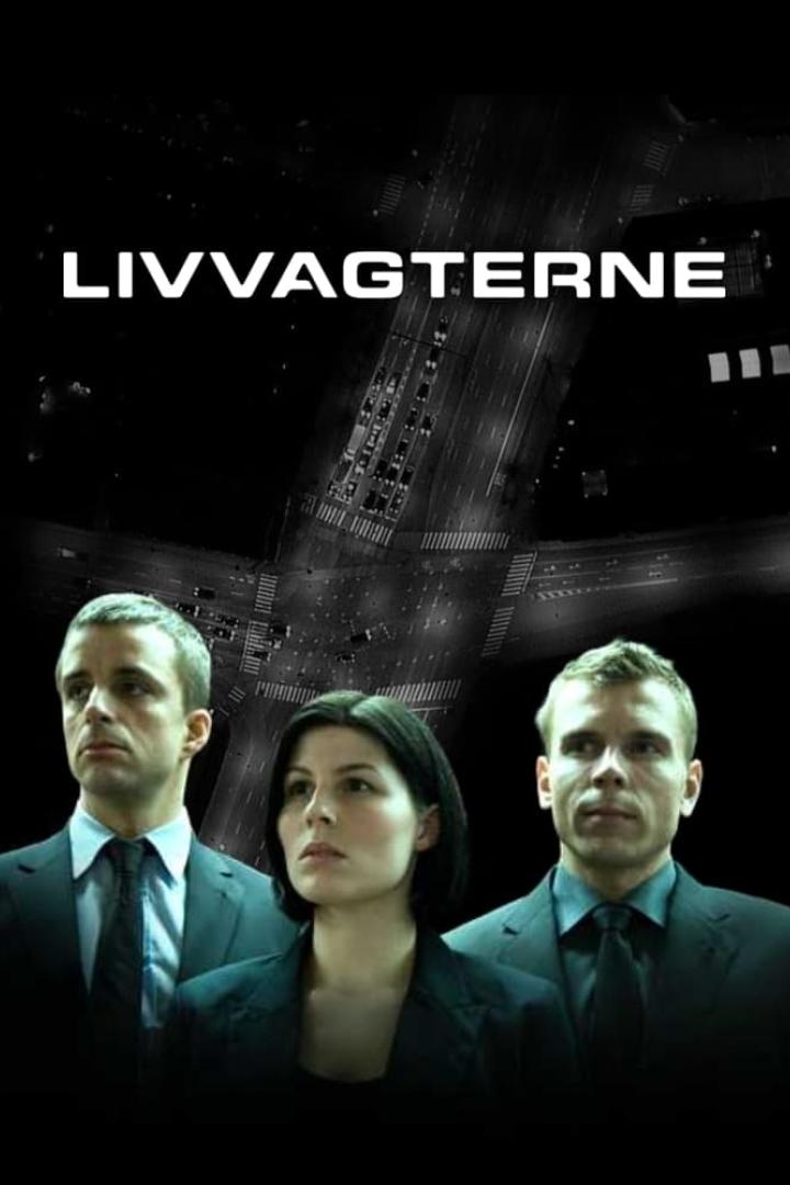 Das Filmplakat für „Livvagterne“ zeigt drei Bodyguards vor einem dunklen Stadtbild.