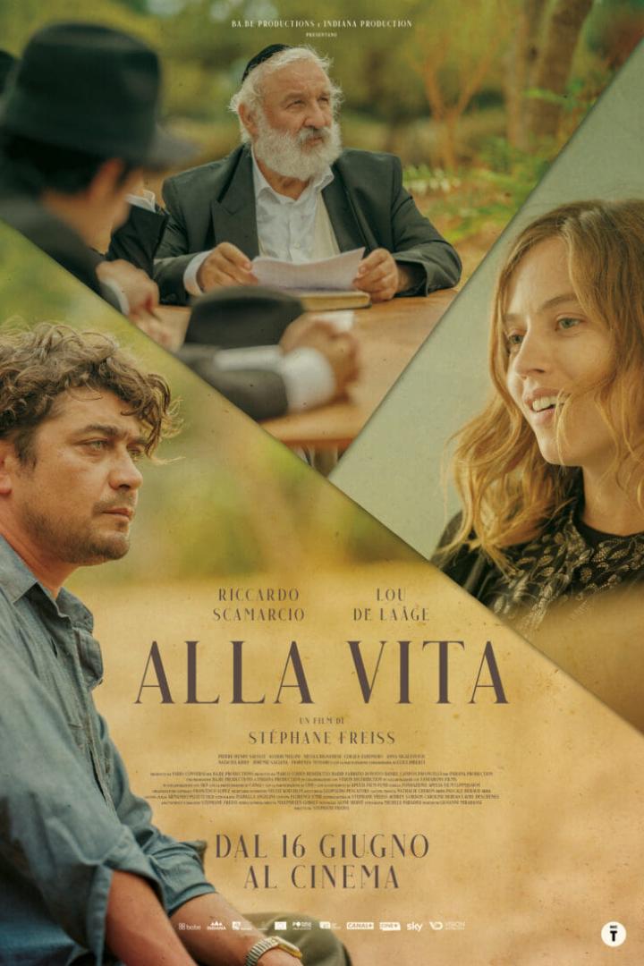 Das Filmplakat für „Alla Vita“ zeigt Riccardo Scamarcio, Lou de Laâge und einen älteren Mann mit Bart.