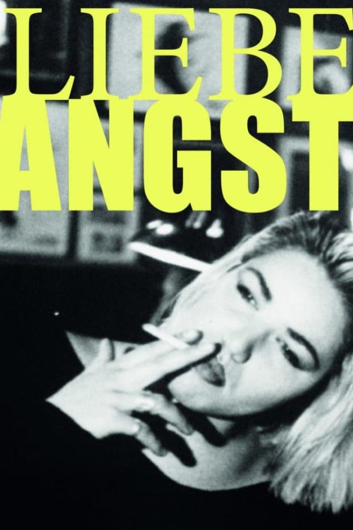 Das Filmplakat für „Liebe Angst“ zeigt eine Frau, die eine Zigarette raucht.