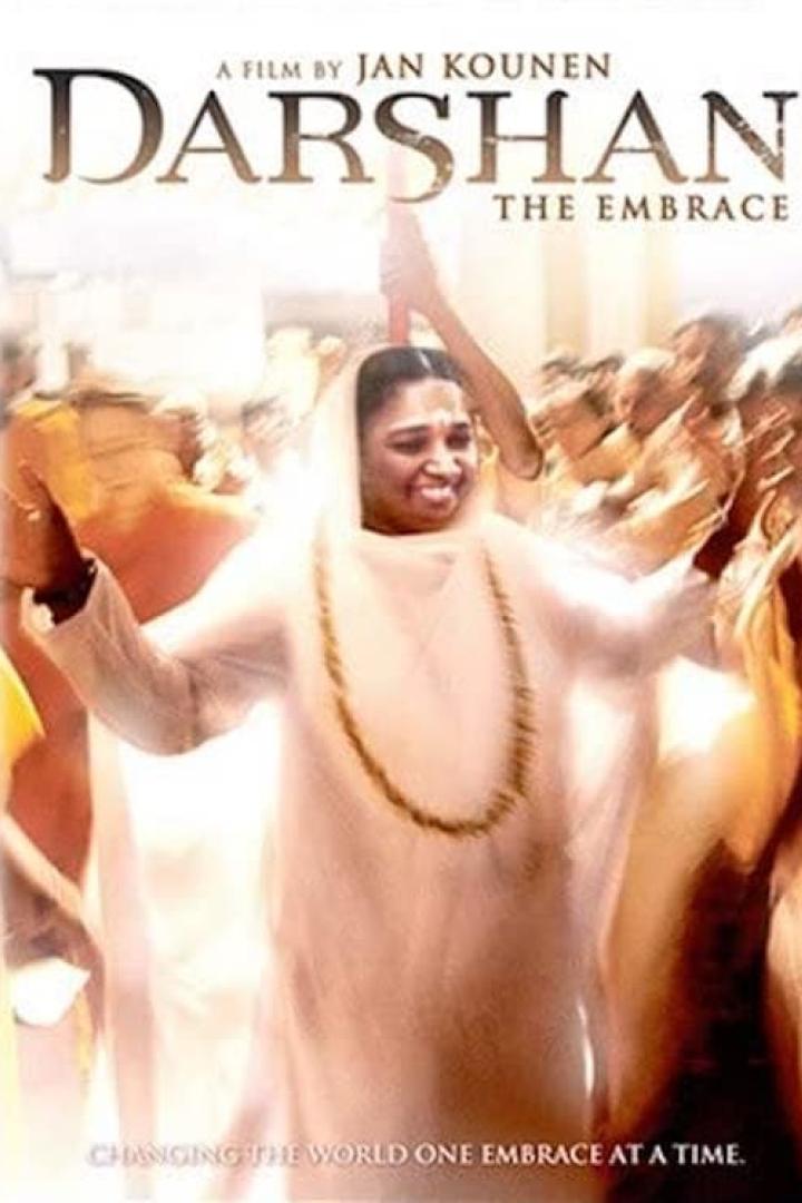 Das Filmplakat für „Darshan: The Embrace“ von Jan Kounen zeigt eine Frau in Weiß inmitten einer Menschenmenge.