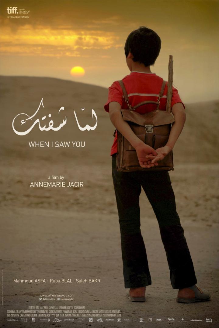 Ein Junge mit Rucksack blickt auf den Sonnenuntergang, Plakat für den Film „When I Saw You“.