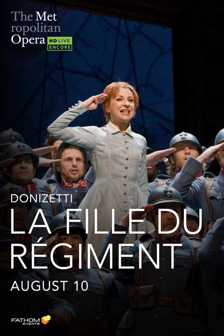 Szene aus der Met Opera Produktion von Donizettis „La Fille du Régiment“ mit Marie, die eine militärische Salve erwidert.