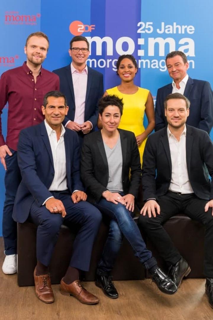 Das Moderatorenteam des „ZDF Morgenmagazins“ posiert vor dem Logo der Sendung.