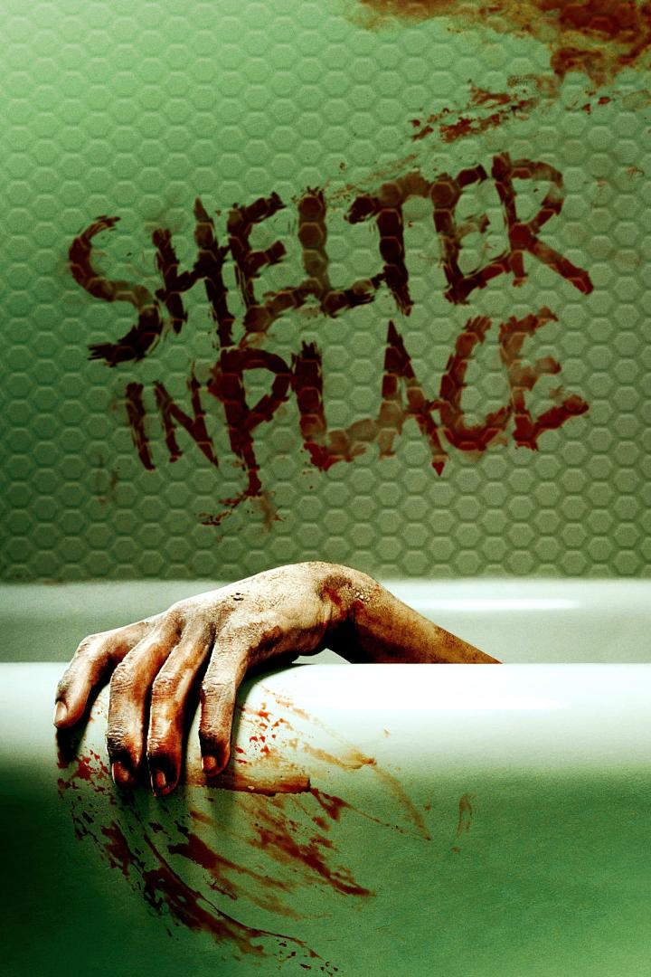 Eine blutverschmierte Hand hängt über dem Rand einer Badewanne; an der Wand steht „Shelter in Place“.