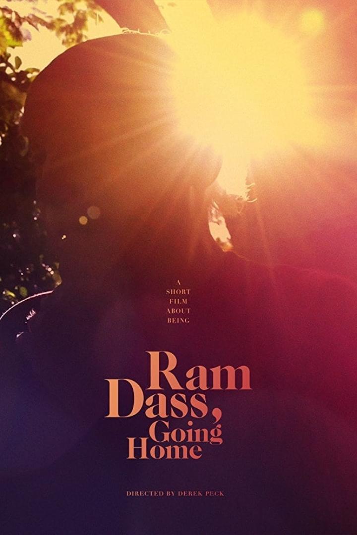 Das Filmplakat für „Ram Dass, Going Home“ zeigt eine Person im Gegenlicht.