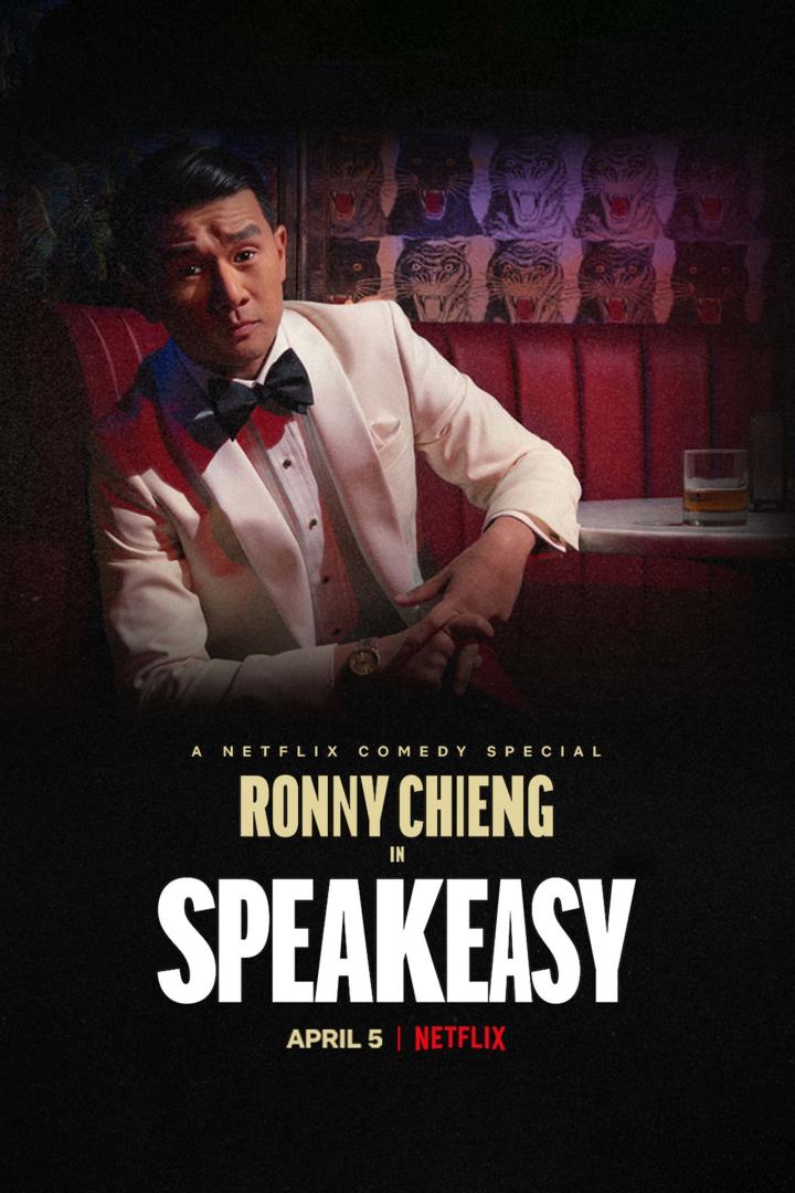 Der Comedian Ronny Chieng in einem weißen Smoking auf dem Poster für „Speakeasy“.
