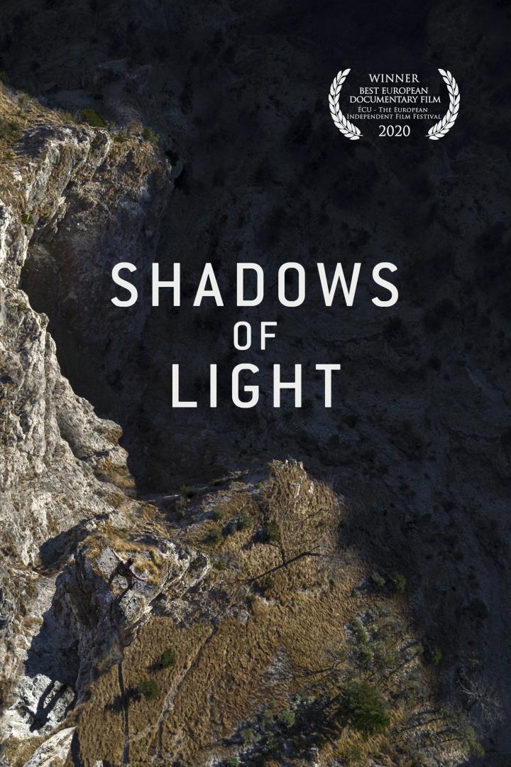 Das Filmplakat für „Shadows of Light“ zeigt eine felsige Landschaft im Gegenlicht.
