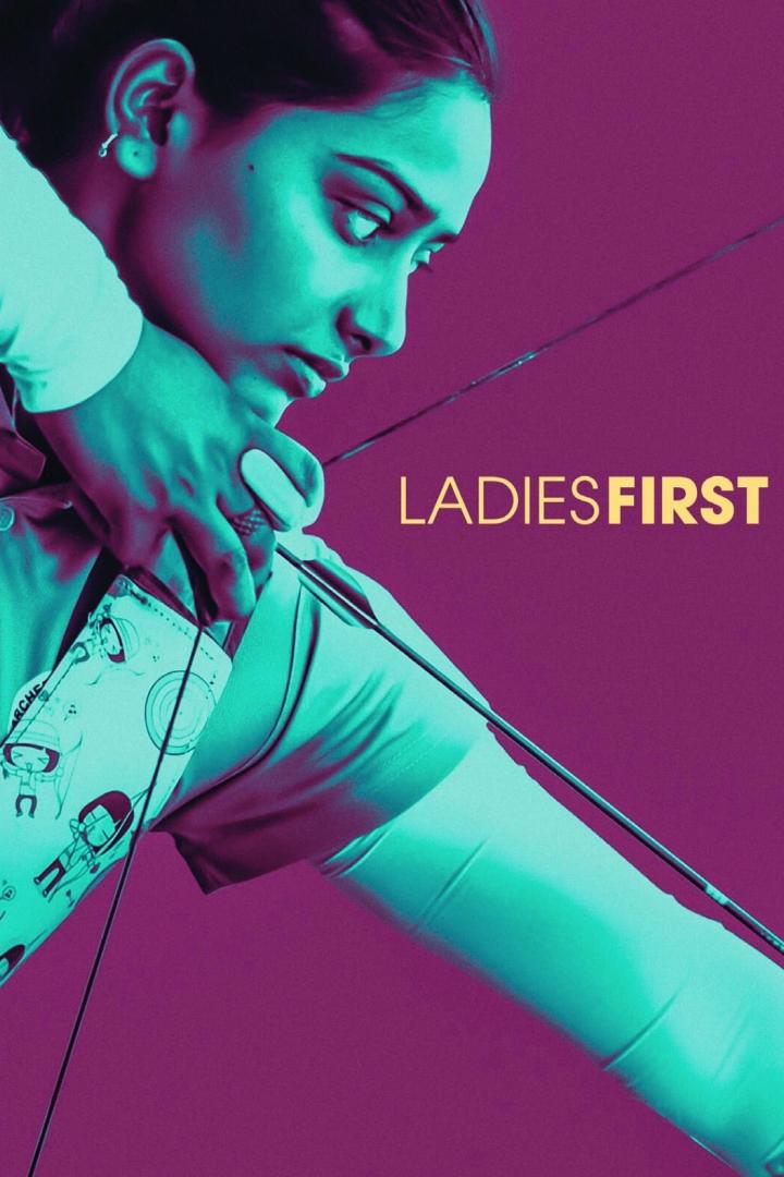 Das Filmplakat für „Ladies First“ zeigt eine junge Bogenschützin in Aktion.