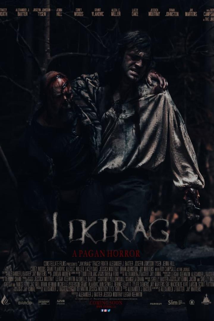 Ein blutverschmierter Mann trägt eine verletzte Person im Horrorfilm „Jikirag: A Pagan Horror“.