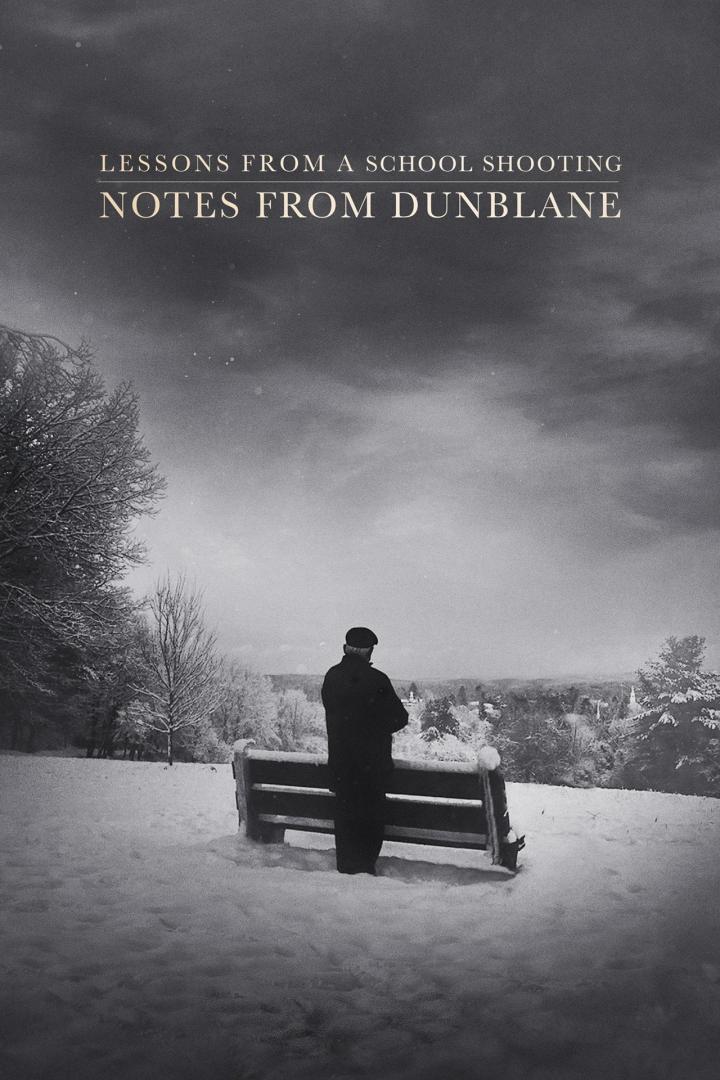 Ein Mann steht im Winter vor einer Bank mit Blick auf Dunblane.