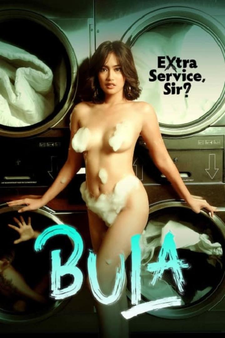 Eine Frau, bedeckt mit Schaum, posiert vor Waschmaschinen für den Film „Bula“.