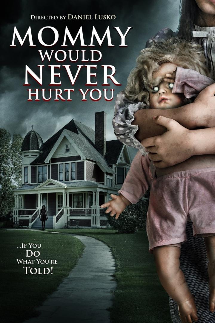 Das Filmplakat für „Mommy Would Never Hurt You“ zeigt eine unheimliche Puppe vor einem Haus.
